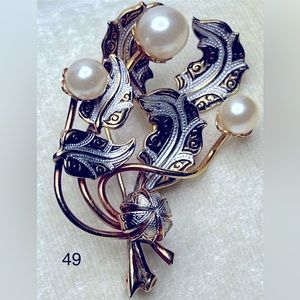 Vintage leaf brooch.